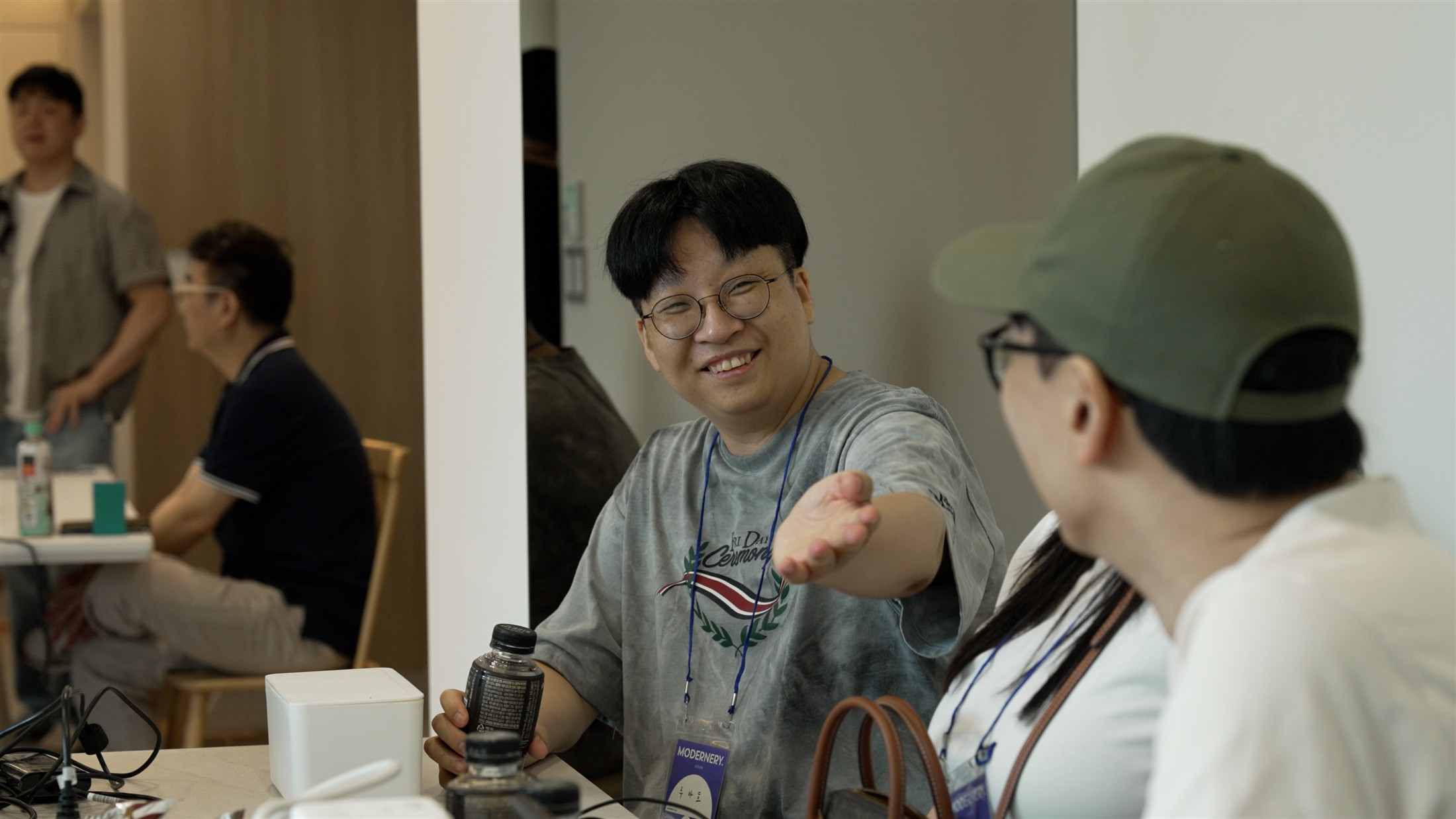 테이블에서 웃으며 서로 이야기를 나누는 참가자들