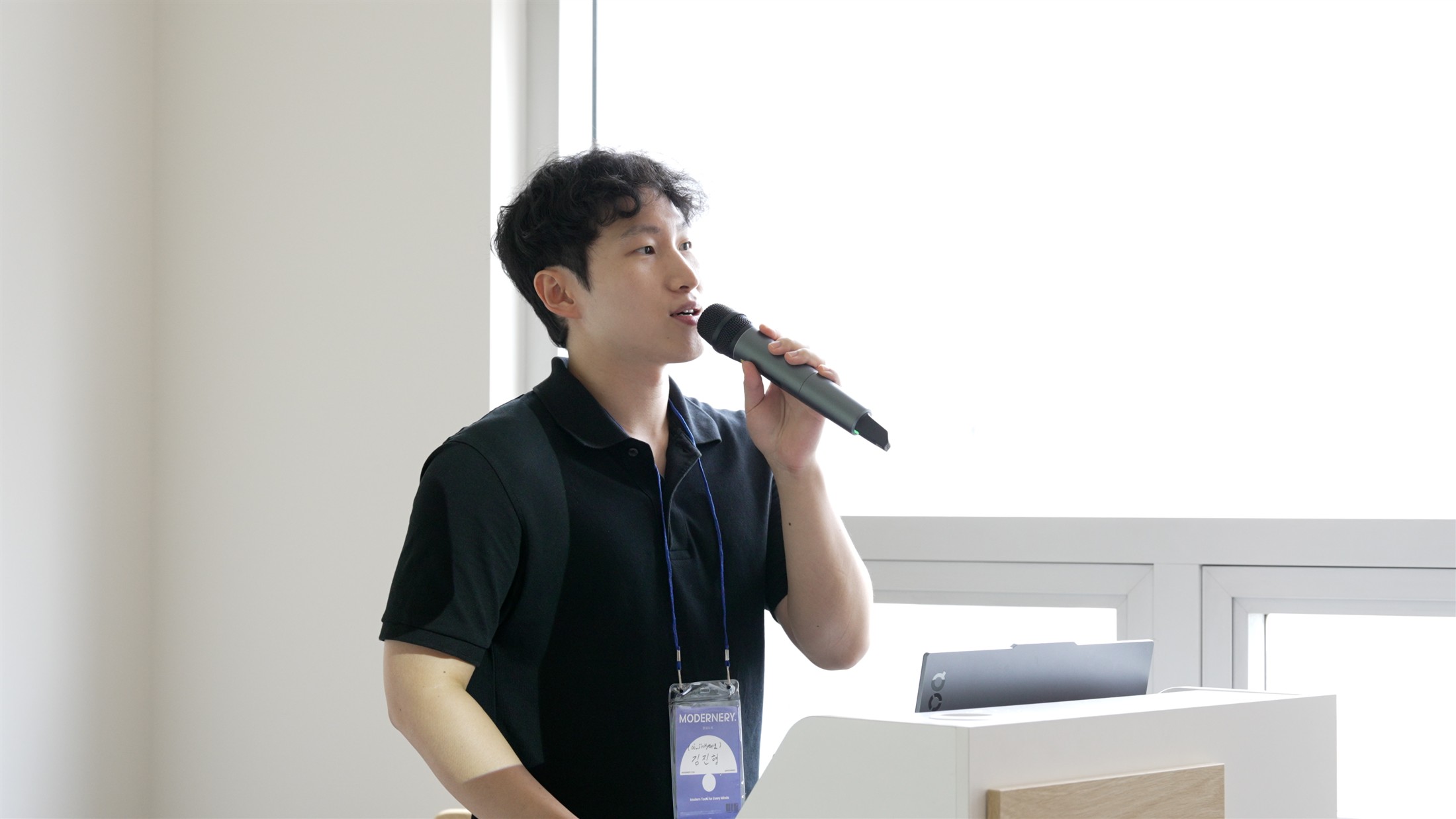 마이크를 들고 자신의 이야기를 전하는 발표자